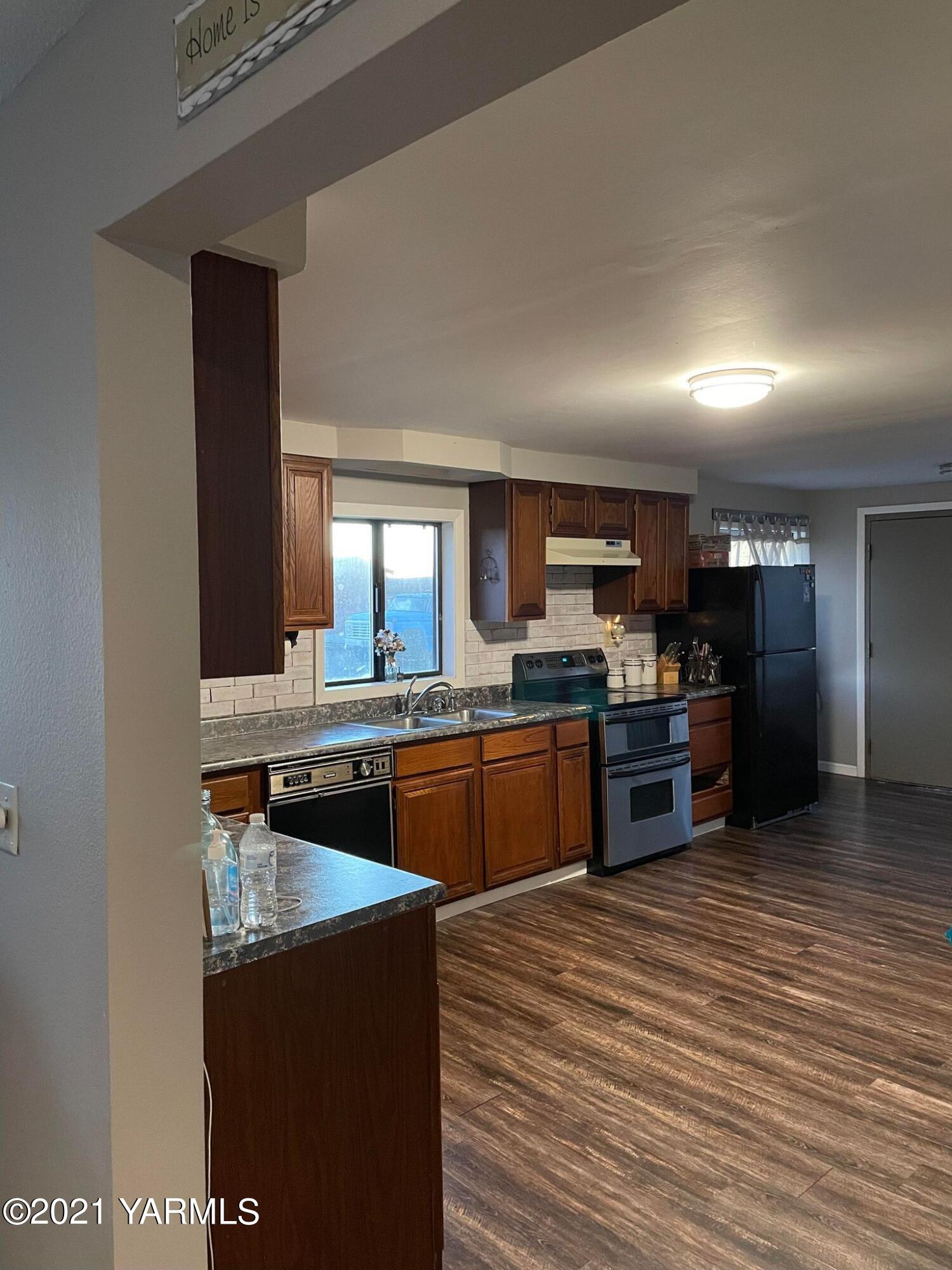 1800 Tear Road Grandview, WA 98930 - Photo 7 of 11 a kitchen with stainless steel appliances granite countertop a stove and a sink