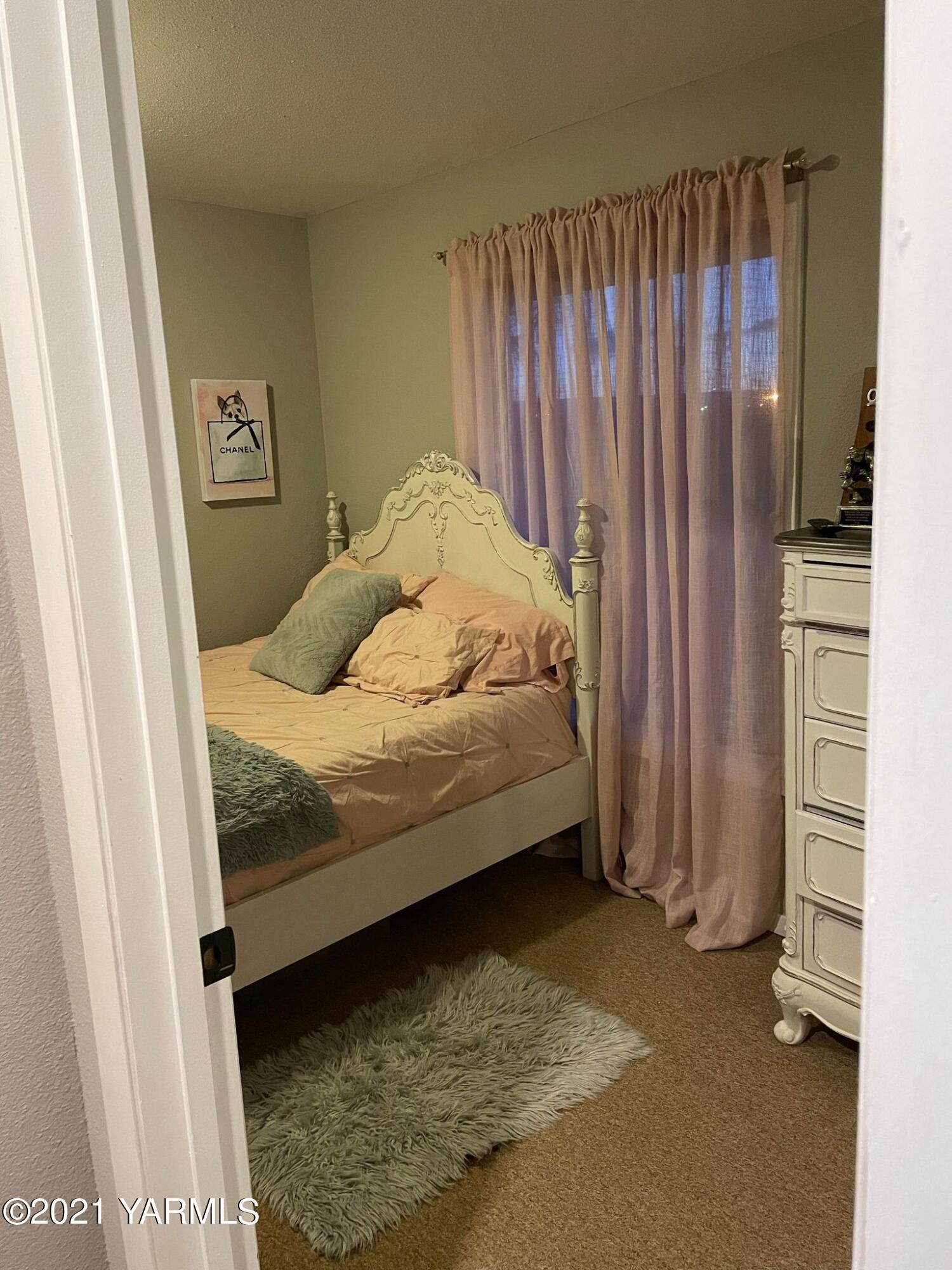 1800 Tear Road Grandview, WA 98930 - Photo 9 of 11 a bedroom with a bed and a window