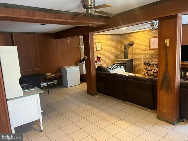 a view of an entryway with workspace