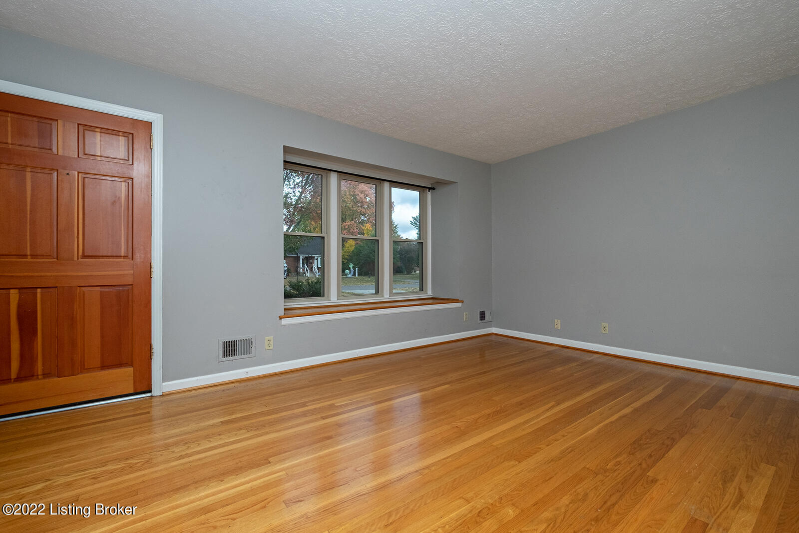 4512 Fox Run Road Louisville, KY 40207 - Photo 3 of 66 0006