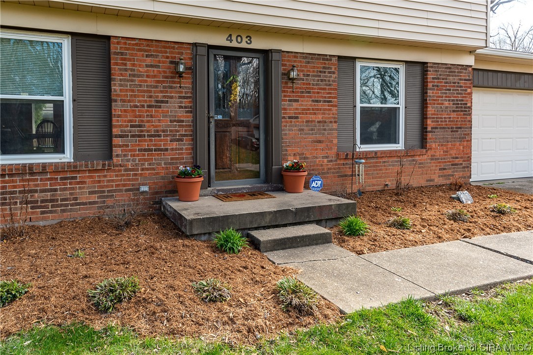 403 Hemlock Road Jeffersonville, IN 47130 - Photo 3 of 31 Gallery Image 3