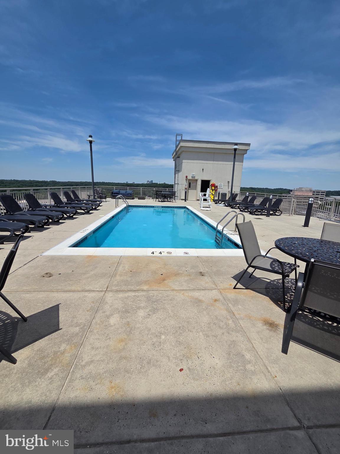 2726 Gallows Road, Unit 901 Vienna, VA 22180 - Photo 9 of 14 Roof top pool