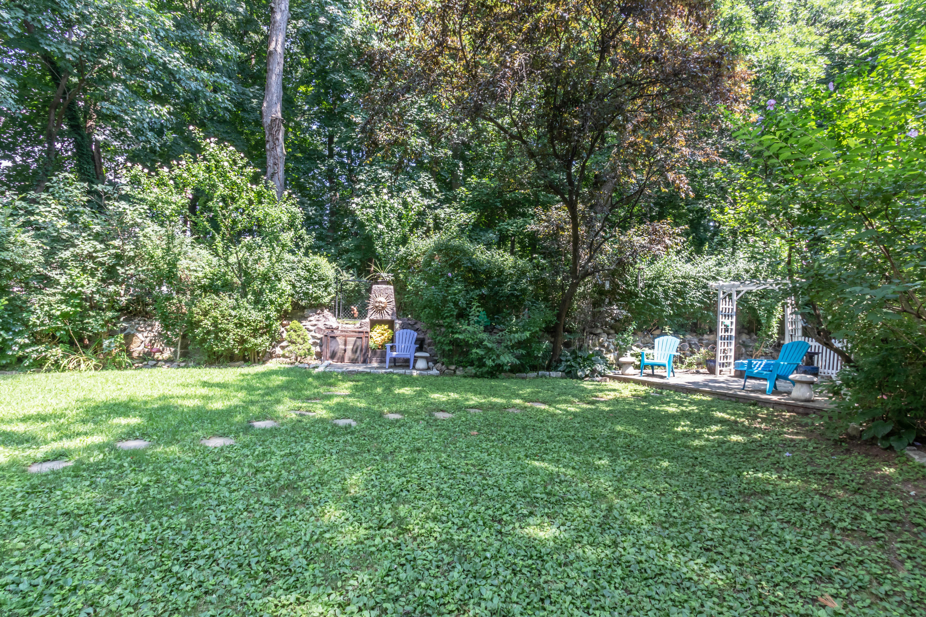4 Moore Street Darien, CT 06820 - Photo 28 of 30 a backyard of a house with table and chairs