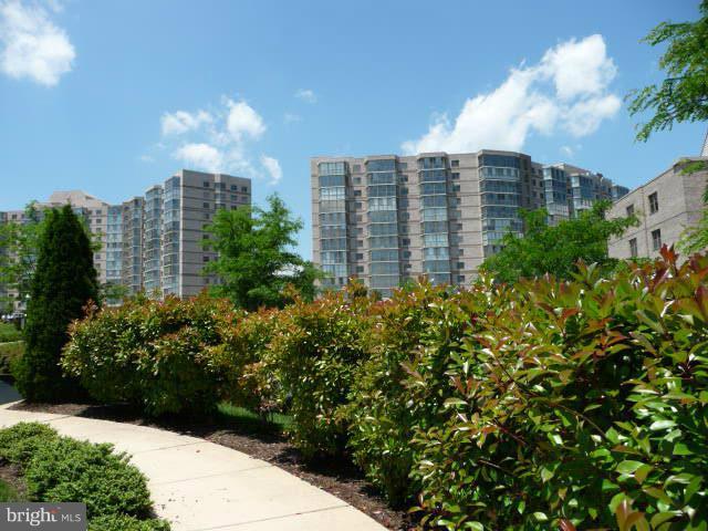 19355 Cypress Ridge Terrace, Unit 807 Leesburg, VA 20176 - Photo 13 of 29 a view of a city with tall buildings