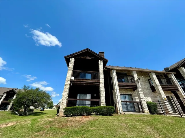 $1,695 | 26035 Heartwood Drive, Unit 416, Whitney, TX 76692