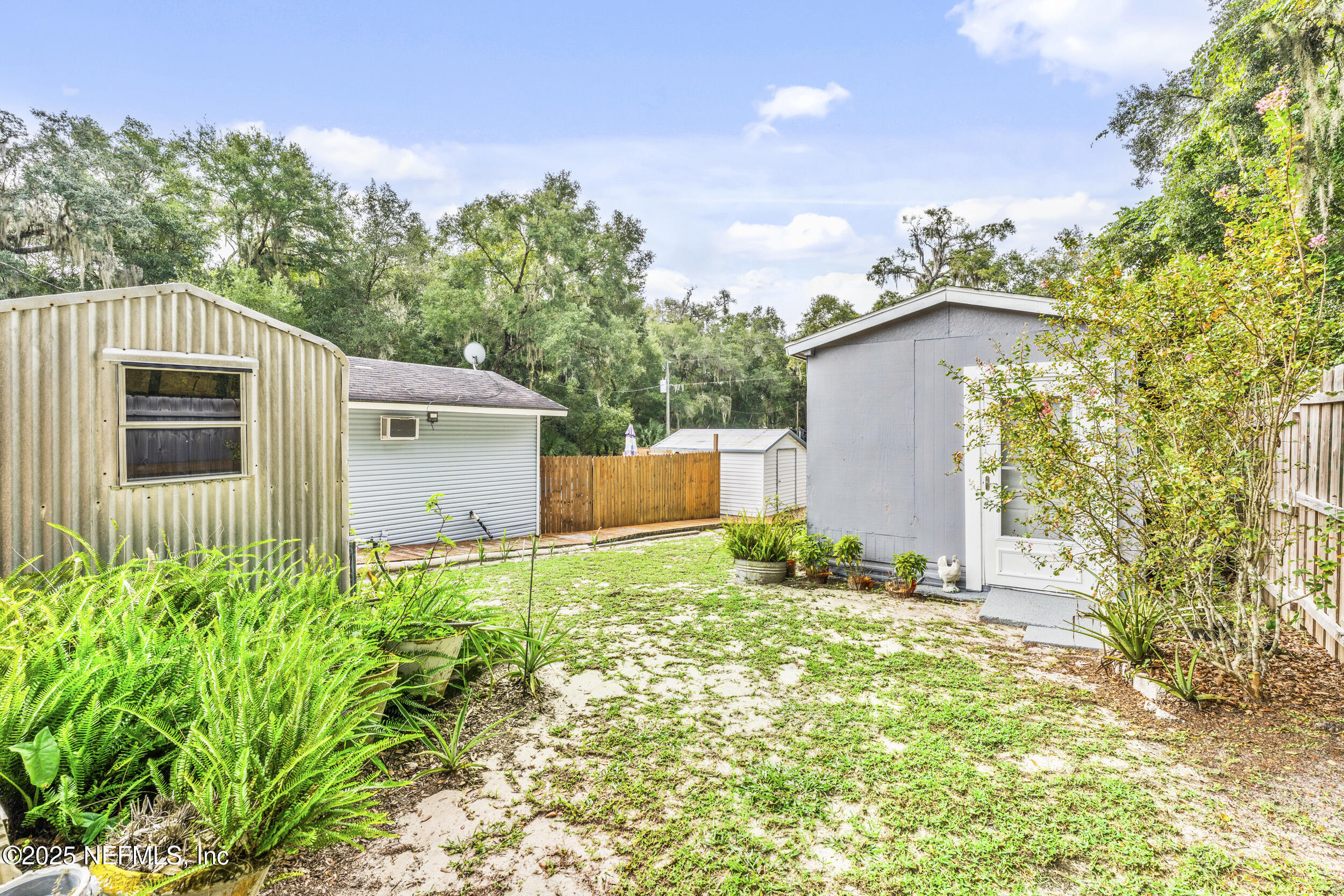 155 Tompkins Road Pomona Park, FL 32181 - Photo 23 of 38 a backyard of a house with plants and large tree