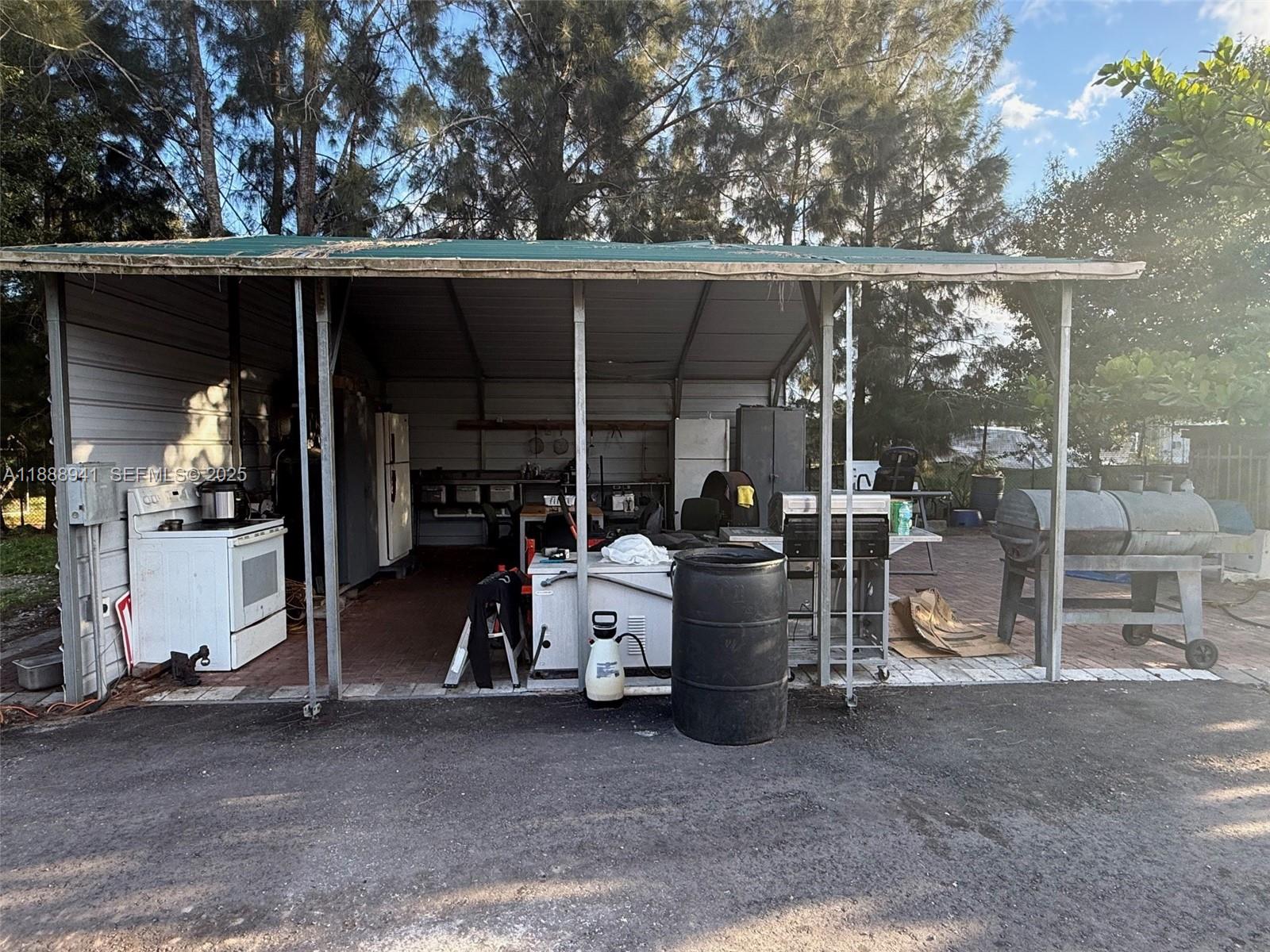 120 South Nogal Street Clewiston, FL 33440 - Photo 23 of 41 a view of outdoor space and patio