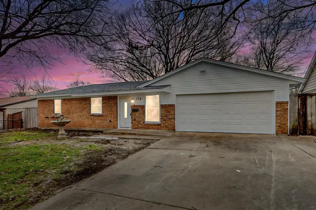 $2,450 | 538 East Fairmeadows Drive, Duncanville, TX 75116