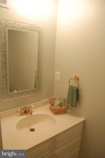33 Treworthy Road North Potomac, MD 20878 - Photo 11 of 30 Half Bath 1