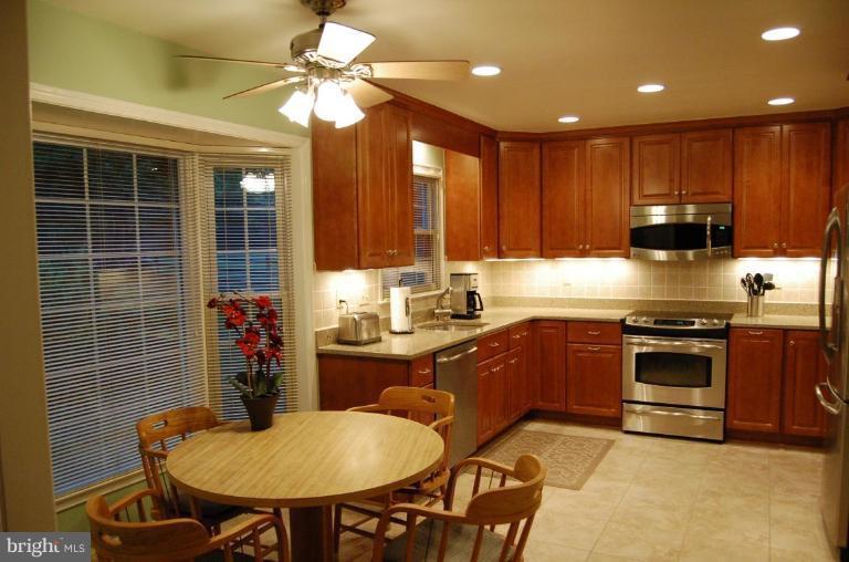 33 Treworthy Road North Potomac, MD 20878 - Photo 12 of 30 Kitchen