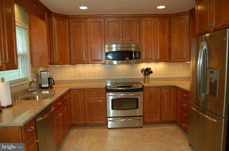 33 Treworthy Road North Potomac, MD 20878 - Photo 14 of 30 Kitchen #2