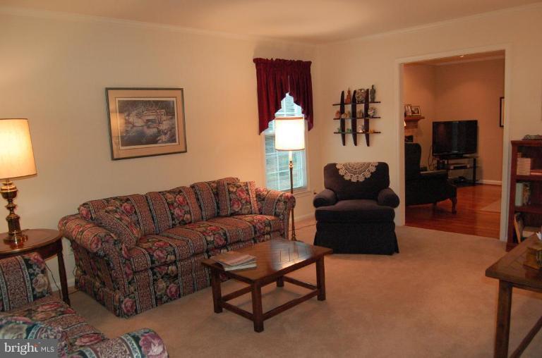 33 Treworthy Road North Potomac, MD 20878 - Photo 4 of 30 Living Room