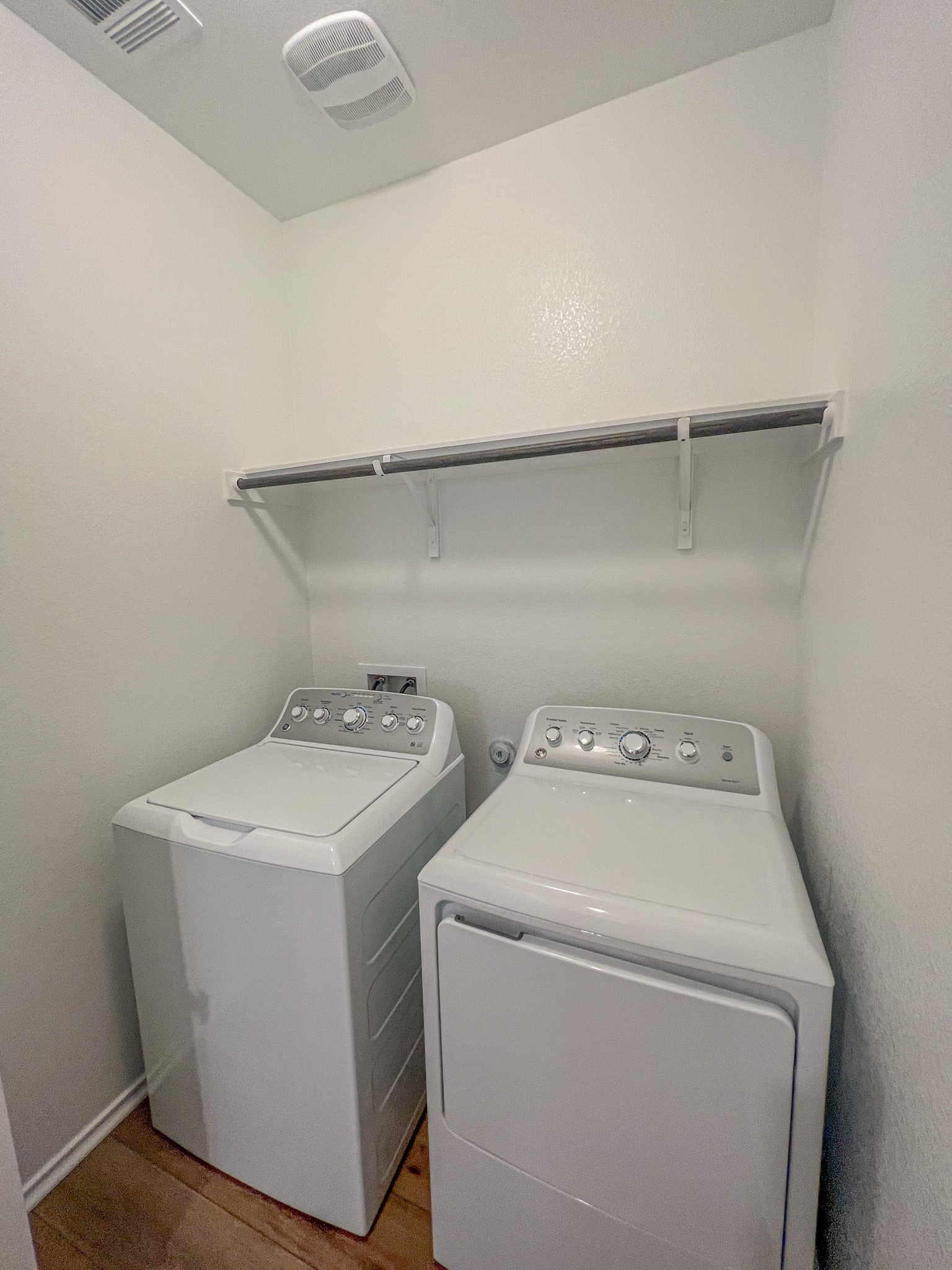 438 Perfect World Loop Jarrell, TX 76537 - Photo 20 of 35 a utility room with dryer and washer