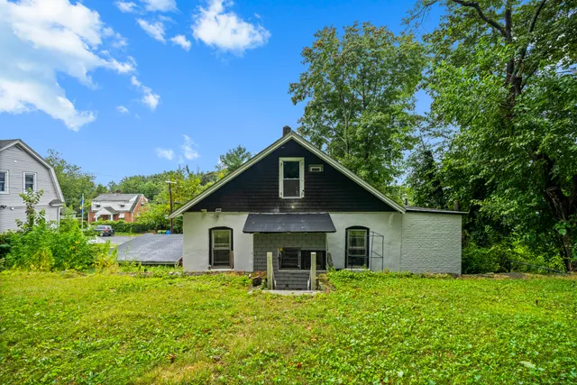 a view of a yard in front of house