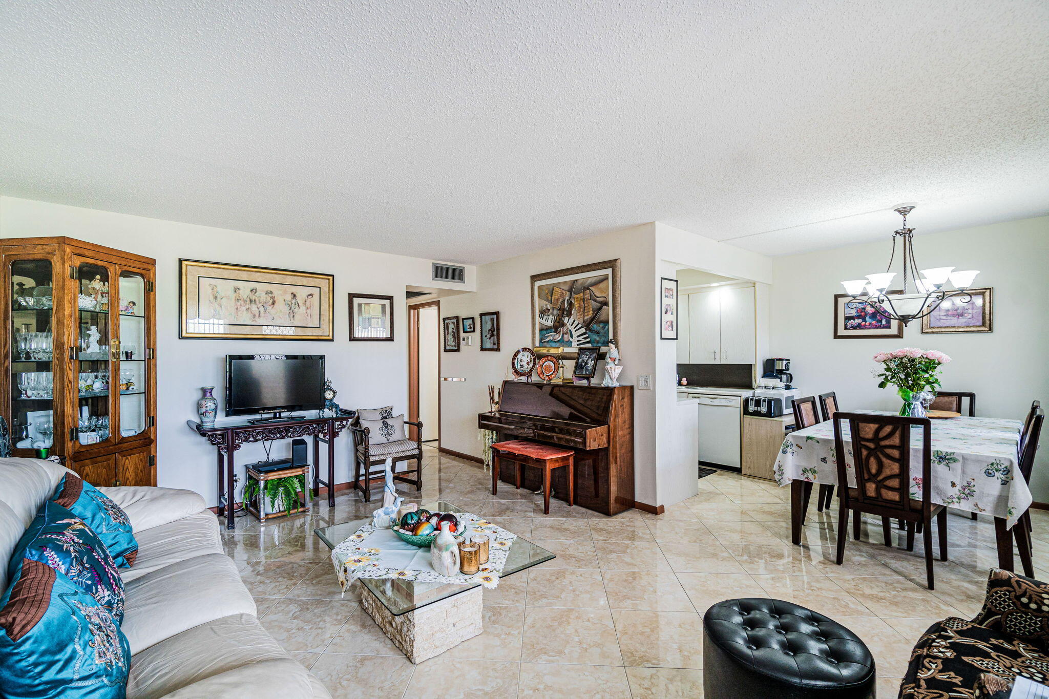 3066 Guildford East Boca Raton, FL 33434 - Photo 4 of 36 Living Room