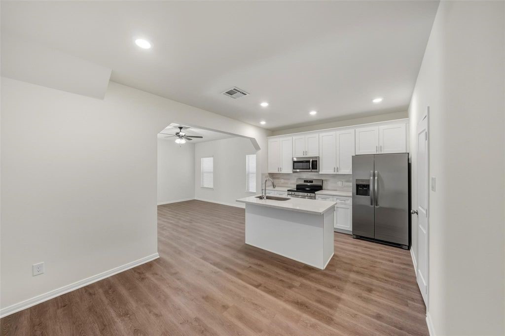 708 West Dallas Street Conroe, TX 77301 - Photo 13 of 19 Image showcases finishes and condition. Floor plan may vary.