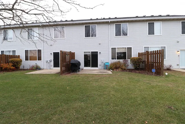 $260,000 | 1811 South Wentworth Circle, Romeoville, IL 60446