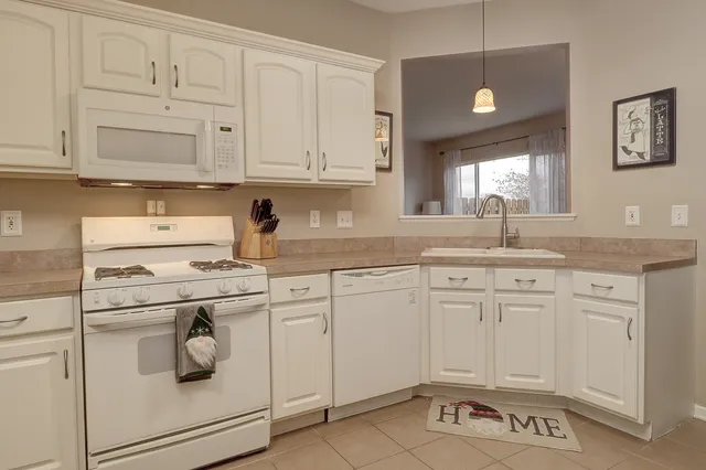 $260,000 | 1811 South Wentworth Circle, Romeoville, IL 60446