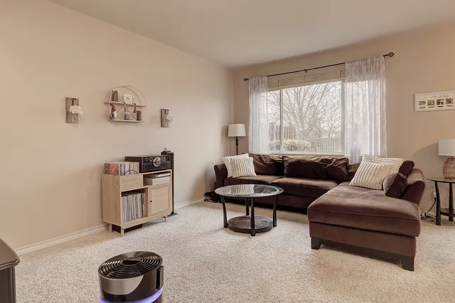 $260,000 | 1811 South Wentworth Circle, Romeoville, IL 60446