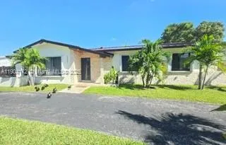 a view of backyard of the house