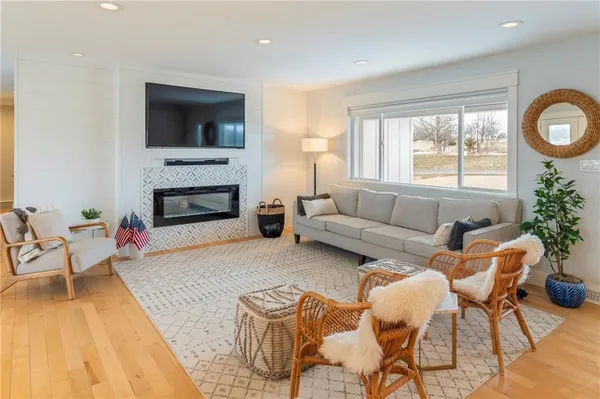 $1,050,000 | 106 Lake Viking Terrace, Gallatin, MO 64640