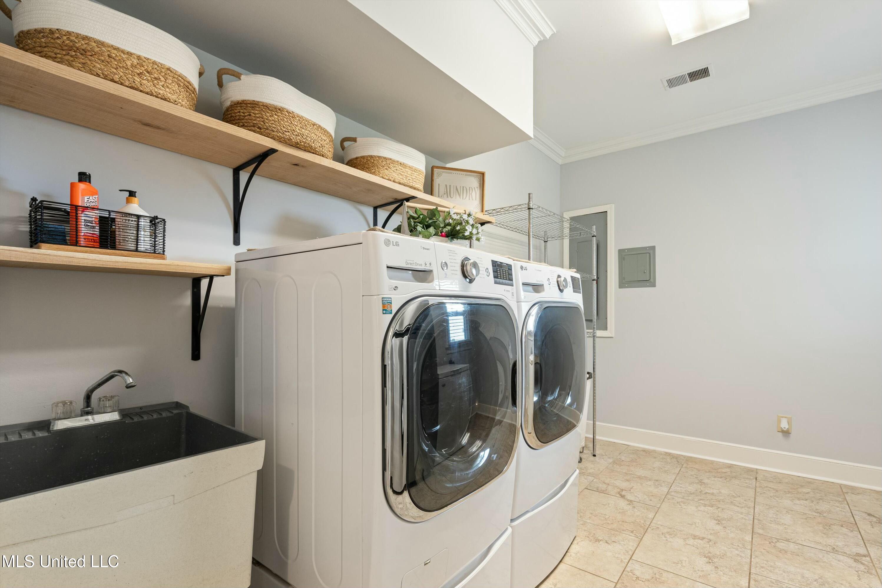 2140 Rader Creek Road Sarah, MS 38665 - Photo 20 of 57 Large laundry room