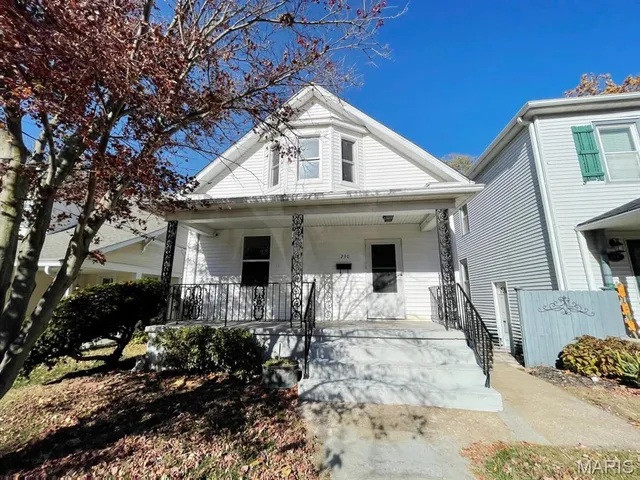 $74,900 | 230 East 12th Street, Alton, IL 62002