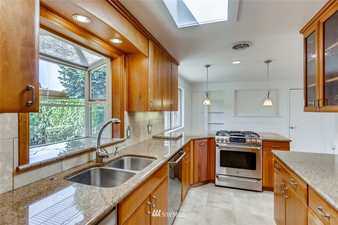17828 110th Avenue Southeast Renton, WA 98055 - Photo 3 of 27 Gallery Image 3