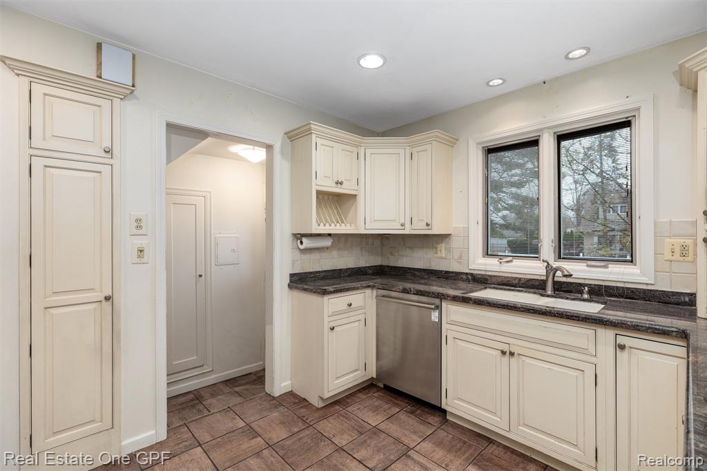 1488 Roslyn Road Grosse Pointe Woods, MI 48236 - Photo 10 of 40