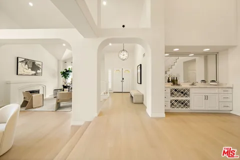 $2,290,000 | 22248 Cairnloch Street, Calabasas, CA 91302