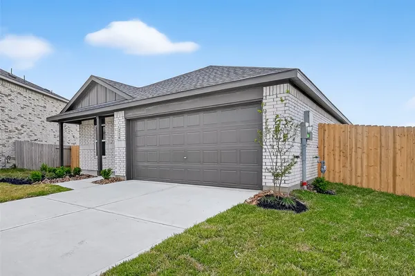 $2,400 | 216 Amy Street, Angleton, TX 77515