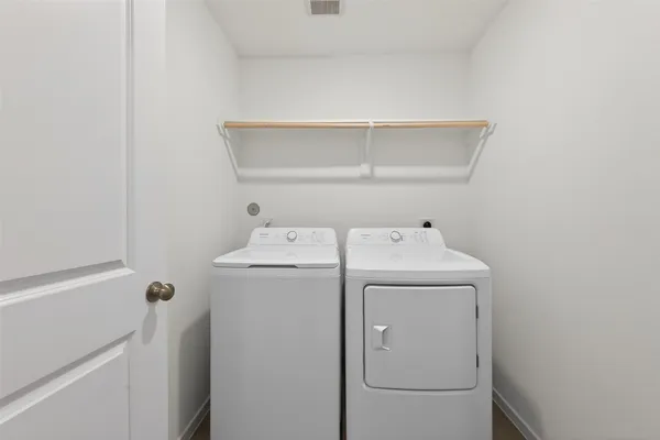 $2,400 | 216 Amy Street, Angleton, TX 77515
