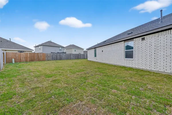 $2,400 | 216 Amy Street, Angleton, TX 77515