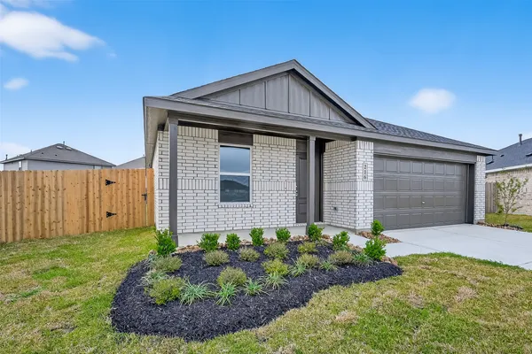 $2,400 | 216 Amy Street, Angleton, TX 77515
