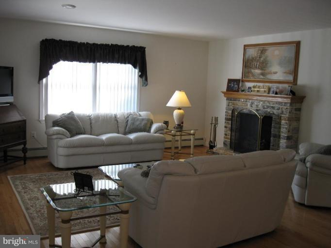 1016 Beach Road Essex, MD 21221 - Photo 15 of 23 Living Room