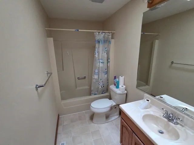 $2,100 | 1906 Beach Road, McHenry, IL 60050