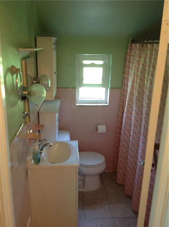 928 Braddock Road Pittsburgh, PA 15221 - Photo 20 of 24 Bathroom.