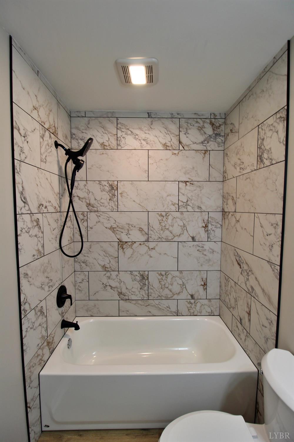 1740 Watt Abbitt Road Appomattox, VA 24522 - Photo 3 of 29 a bathroom with a bathtub