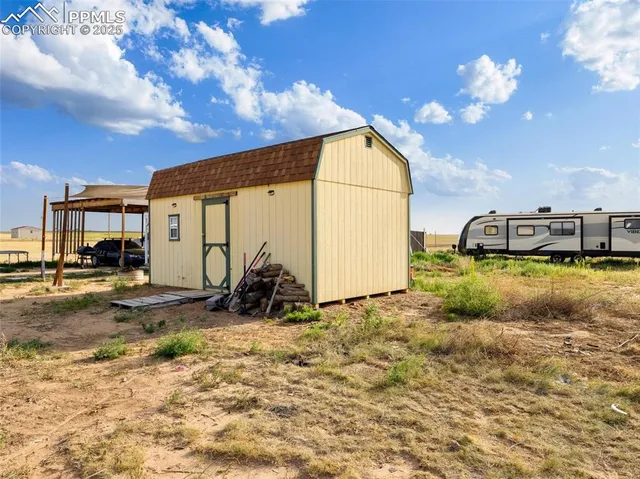 a view of a backyard