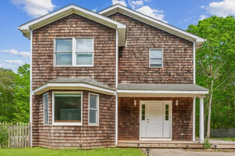 $2,900,000 | 484 North Magee Street, Southampton, NY 11968