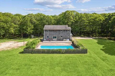 $2,900,000 | 484 North Magee Street, Southampton, NY 11968