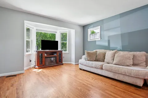 $2,900,000 | 484 North Magee Street, Southampton, NY 11968