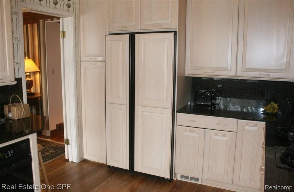 36 Harbor Hill Road Grosse Pointe, MI 48236 - Photo 7 of 16 7 7341 kitchen.jpg