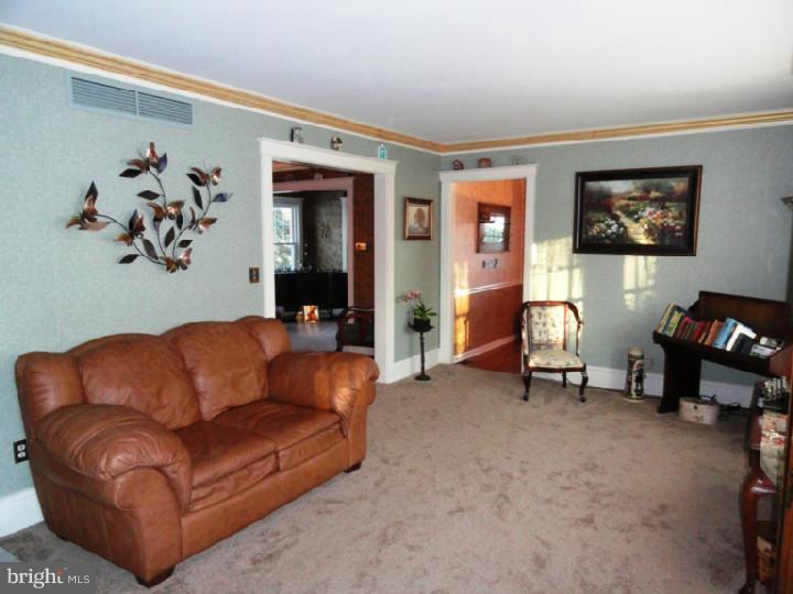 307 Hamilton Road Glassboro, NJ 08028 - Photo 5 of 22 Living Room