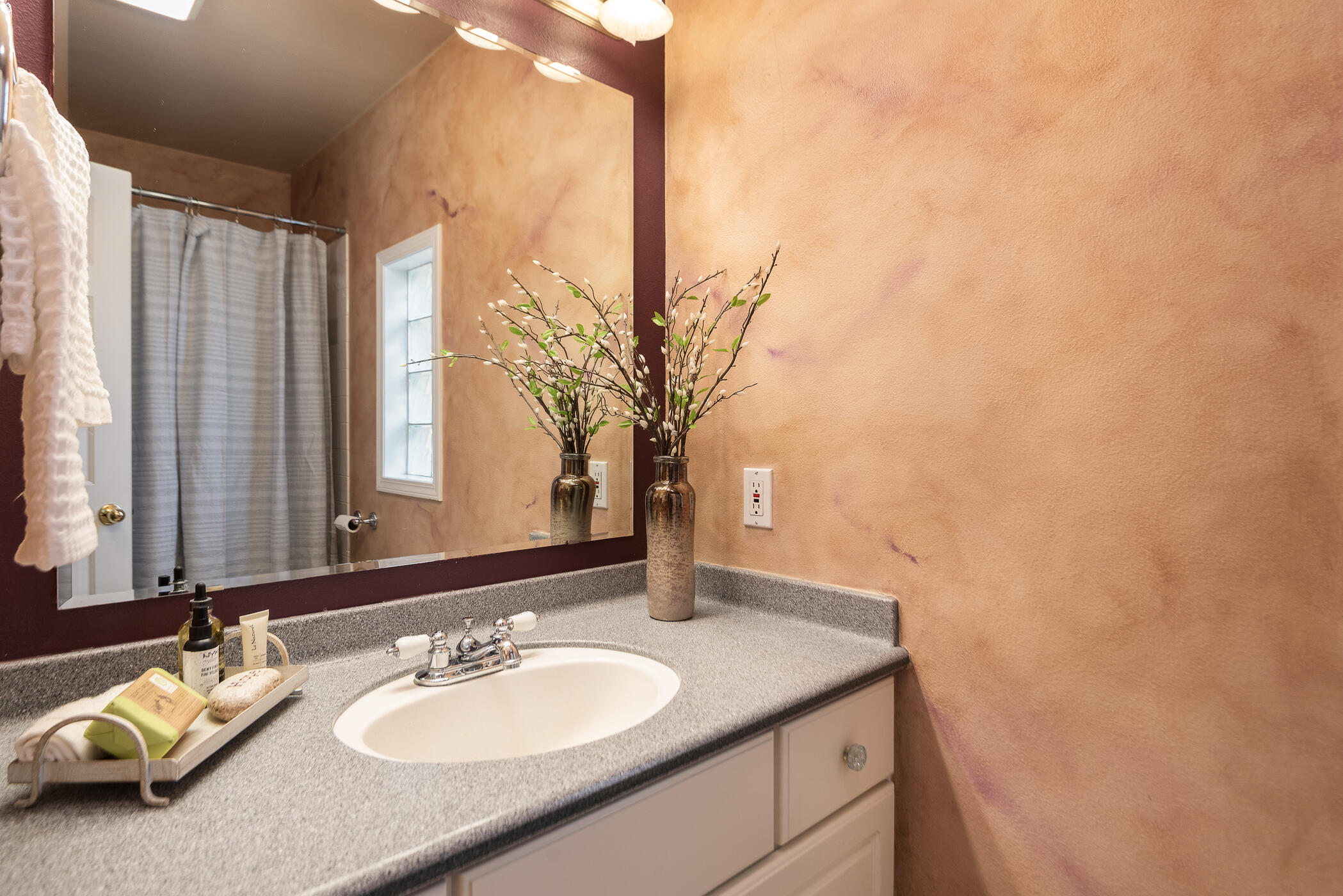 1704 Southeast Virginia Road Bend, OR 97702 - Photo 12 of 29 This full bath is between the two bedrooms.