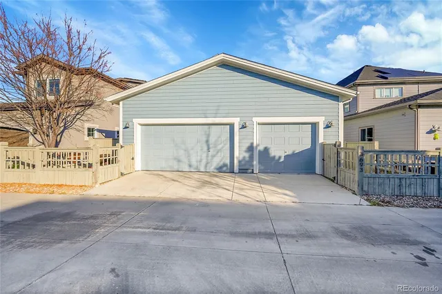 a view of a yard with cars parked