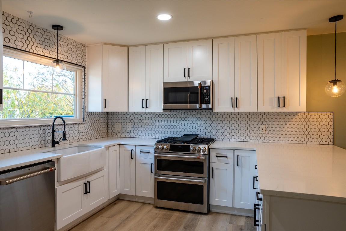 9828 Briar Ridge Drive Austin, TX 78748 - Photo 5 of 17 Kitchen with farmhouse sink and updated cabinets and backsplash.