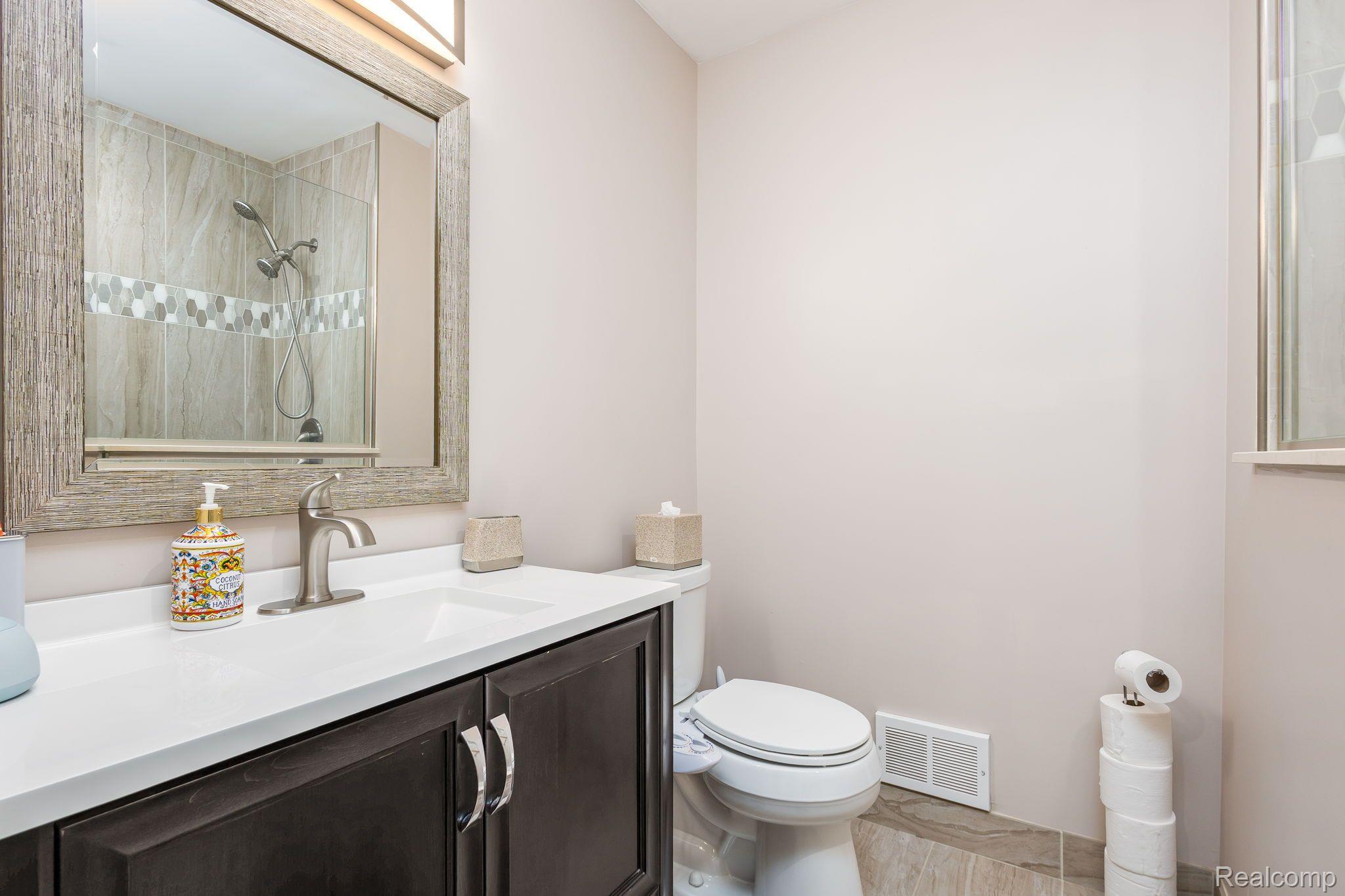 682 Lockport Road Rochester, MI 48307 - Photo 16 of 29 Primary bath