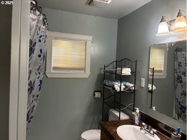 $275,000 | 1932 Northeast Commercial Avenue, Roseburg, OR 97470