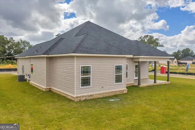 a view of a house with a yard